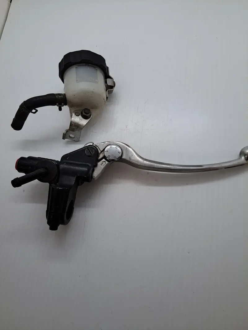 Gsx-R600/750/1000 Tl/Sv Front Brake Master Cylinder – Radial Or Axial Mount 1