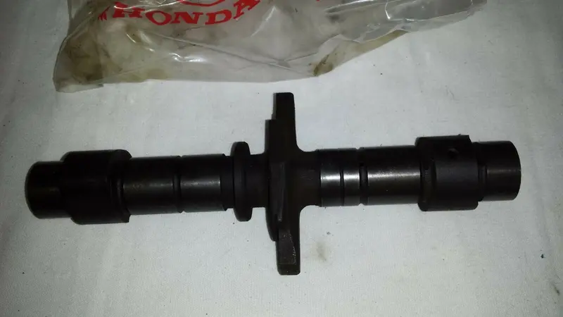 Honda Vf700 Vf750 Rear Exhaust Camshaft Component 1