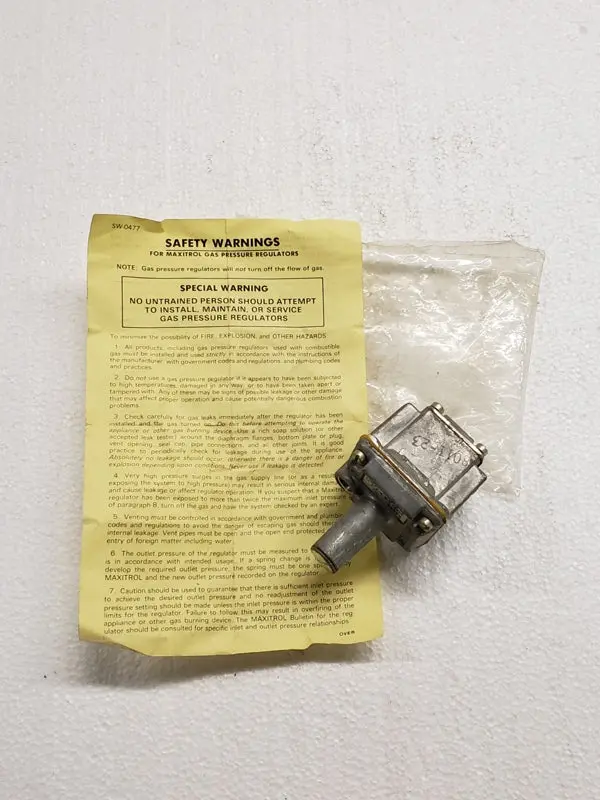 Maxitrol R400S 1/2-Inch Gas Pressure Regulator – New Old Stock (Nos) Industrial Component 1