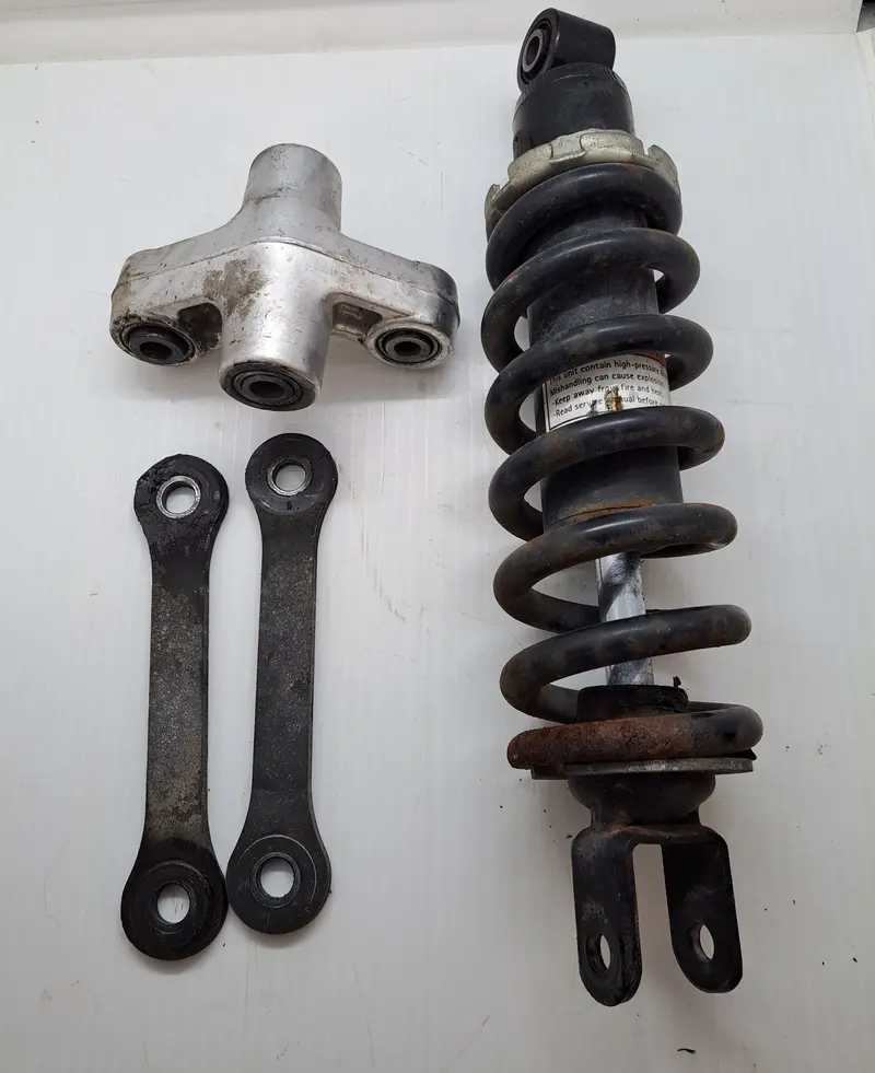 Suzuki Boulevard M50 Rear Shock Absorber & Link Kit 1