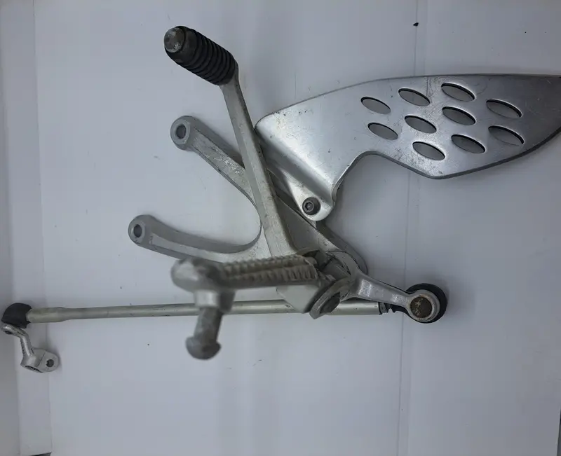 Yzf-R1 Left Footpeg With Integrated Shifter Bracket 1