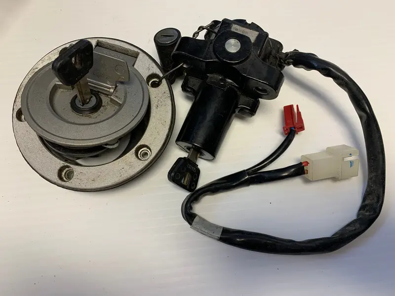 Yzf-R1 Security Lock Set (2002–2003) 1